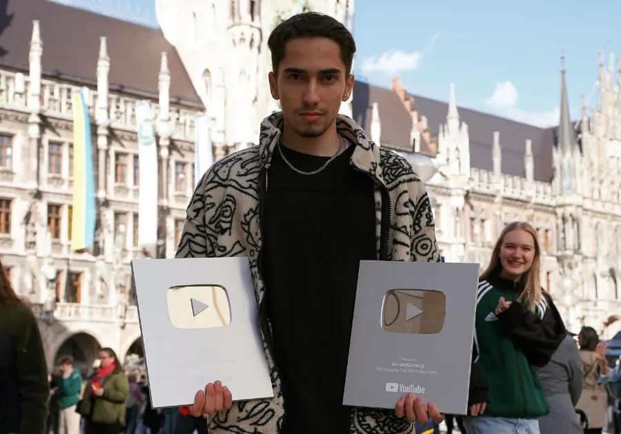 Ali Barazesh mit zwei YouTube Creator Awards am Münchner Marienplatz